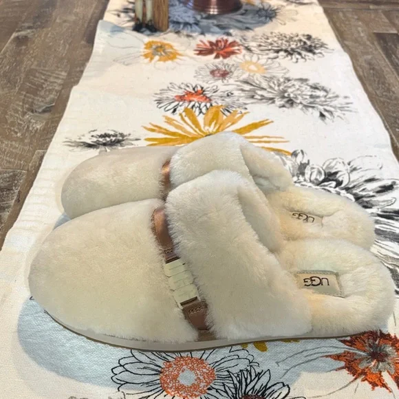 Size 9, never worn UGG Plush Slippers - Picture 2 of 6